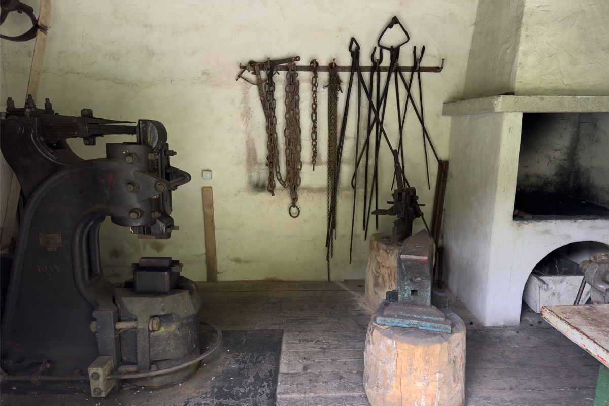 Kovácsműhely - Blackartist - egyedi kovácsoltvas termékek