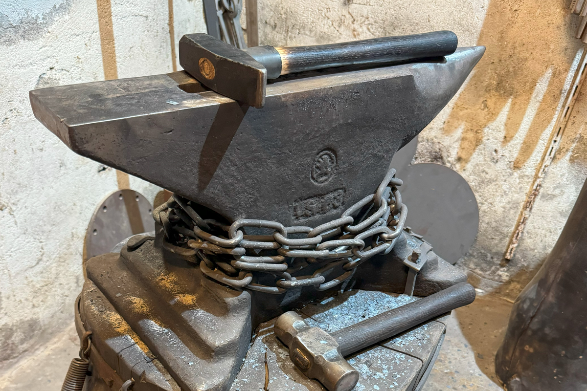 Kovácsműhely - Blackartist - egyedi kovácsoltvas termékek